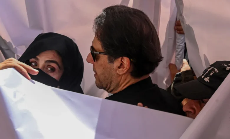 بشرى زوجة عمران خان امدر تايمز