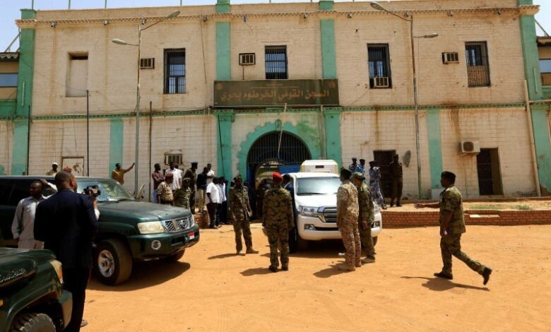 Security forces prepare to escort Sudans expresident alBashir from the National Prison in Khartoum امدر تايمز