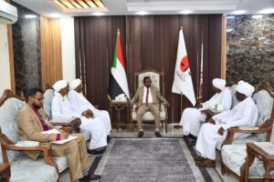 التقى وزير العدل الدكتور عبدالله درف بمكتبه اليوم وفداً من مزارعي ولاية القضارف، حيث بحث الجانبان عدداً من القضايا والتحديات التي تواجه القطاع الزراعي