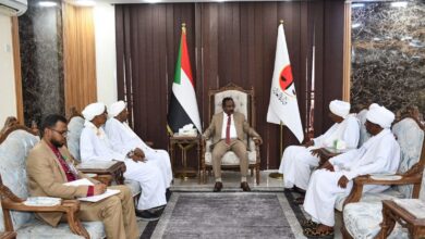 التقى وزير العدل الدكتور عبدالله درف بمكتبه اليوم وفداً من مزارعي ولاية القضارف، حيث بحث الجانبان عدداً من القضايا والتحديات التي تواجه القطاع الزراعي