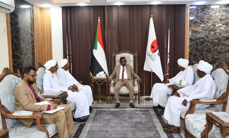 التقى وزير العدل الدكتور عبدالله درف بمكتبه اليوم وفداً من مزارعي ولاية القضارف، حيث بحث الجانبان عدداً من القضايا والتحديات التي تواجه القطاع الزراعي