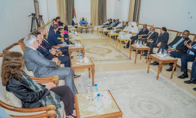 أكد نائب رئيس مجلس السيادة الانتقالي، الأستاذ مالك عقار، أن الحوار السوداني السوداني ينبغي أن ينطلق من داخل البلاد