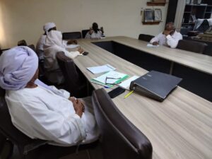 ترأس وزير التربية والتوجيه بولاية نهر النيل، الأستاذ أحمد حامد أحمد يس، اجتماعاً موسعاً بمكتبه برئاسة الوزارة بمدينة الدامر