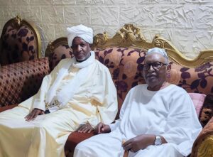 قام المدير التنفيذي لمحلية بحري الأستاذ محمد أحمد الحاج بزيارة للبروفيسور علي شمو بمنزله بمدينة بحري، وذلك عقب عودته إلى السودان