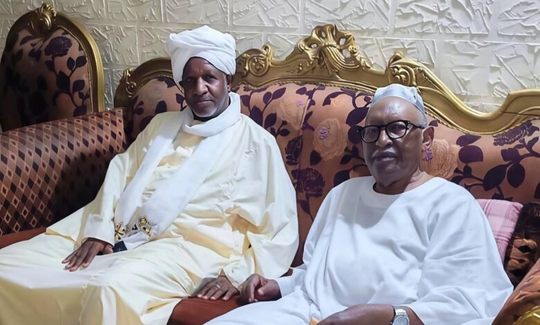 قام المدير التنفيذي لمحلية بحري الأستاذ محمد أحمد الحاج بزيارة للبروفيسور علي شمو بمنزله بمدينة بحري، وذلك عقب عودته إلى السودان