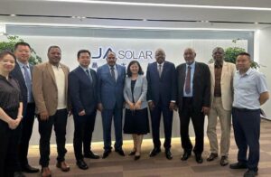 بحث سفير السودان في بكين مع شركة JA الصينية فرص التعاون في الطاقة الشمسية، ونقل التقنيات الحديثة، وتنفيذ مشروعات تدعم إعادة الإعمار وتطوير قطاع الكهرباء في السودان.