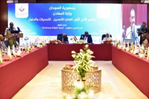 أكد وزير الدفاع خلال ملتقى الأمل الأول لقضايا التعدين ضرورة تعزيز الضوابط، وتفعيل العقوبات، وتنظيم قطاع التعدين للحد من تهريب المعادن ودعم الاقتصاد الوطني.