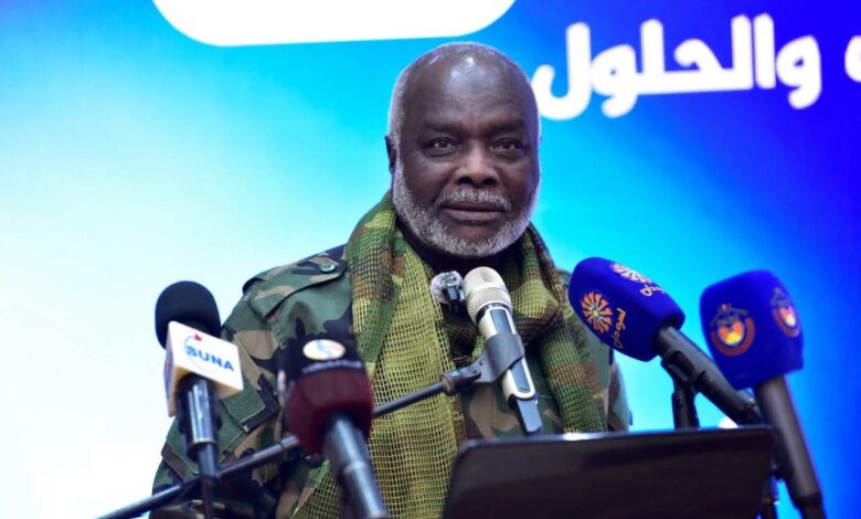 دعا وزير المالية الدكتور جبريل إبراهيم إلى تحسين خطط الإحاطة بالمعادن للحد من تهريب الذهب، مؤكداً دعم الحكومة للتعدين المنظم وتوجيه الموارد لدعم الاقتصاد والخدمات.
