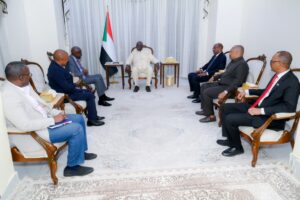نائب رئيس مجلس السيادة مالك عقار يلتقي وفداً أوغندياً رفيع المستوى، ويبحث تطورات الأوضاع الإنسانية والسياسية، فيما تؤكد أوغندا دعمها للحكومة السودانية.