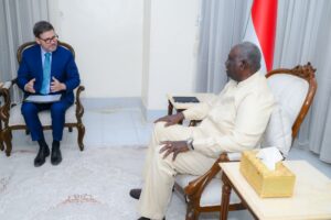 نائب رئيس مجلس السيادة مالك عقار يلتقي السفير الإيطالي لدى السودان بمناسبة انتهاء مهامه، ويبحثان تطورات الأوضاع الإنسانية وتعزيز التعاون في الصحة والتعليم.
