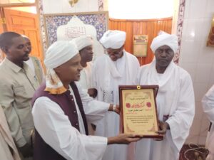 دعا والي الخرطوم المواطنين إلى الإسهام في تعزيز الأمن بالأحياء السكنية، مؤكداً استمرار جهود إعادة الإعمار، وافتتح مشروع سقيا قباه وعدداً من مشروعات الخدمات بمحلية أمبدة.
