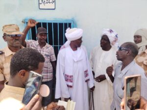 تفقد والي الخرطوم قسم شرطة الراشدين بمحلية أمبدة، مؤكداً أهمية الشراكة المجتمعية في تعزيز الأمن، وقدم دعماً مالياً وعينياً لمواصلة تطوير الخدمات الأمنية.