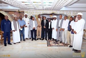 بحث رئيس الوزراء كامل إدريس مع لجنة إسناد درع السودان أولويات إعادة إعمار المناطق المتأثرة بالحرب، مؤكدًا التزام الحكومة بدعم التنمية والخدمات وتشكيل آلية لمتابعة تنفيذ المشروعات.