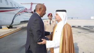 وصل رئيس مجلس السيادة السوداني الفريق أول عبد الفتاح البرهان إلى الدوحة لتقديم واجب العزاء في وفاة الأمير الشيخ حمد بن خليفة آل ثاني، مؤكداً متانة العلاقات