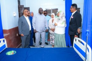 نائب رئيس مجلس السيادة مالك عقار يتفقد قسم الطوارئ بمستشفى بورتسودان التعليمي، ويشيد بجهود الكوادر الطبية، ويؤكد أهمية تدريب أطباء الامتياز والعمل الجماعي في القطاع الصحي.