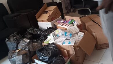 المجلس القومي للأدوية والسموم بولاية الخرطوم يضبط أدوية مهربة وغير مسجلة وصيدليات تعمل دون صيدلي مسؤول، ويؤكد استمرار الحملات الرقابية واتخاذ إجراءات قانونية ضد المخالفين.