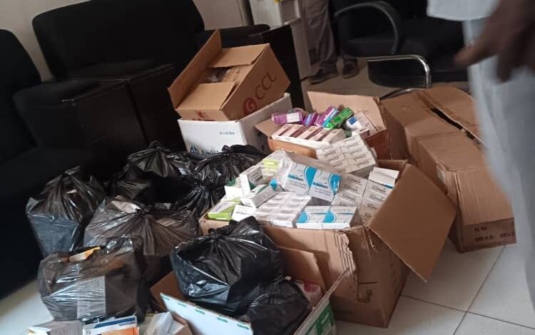 المجلس القومي للأدوية والسموم بولاية الخرطوم يضبط أدوية مهربة وغير مسجلة وصيدليات تعمل دون صيدلي مسؤول، ويؤكد استمرار الحملات الرقابية واتخاذ إجراءات قانونية ضد المخالفين.