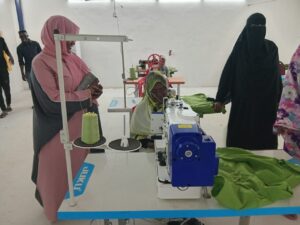بحضور وزير الشباب والرياضة بولاية الخرطوم، افتُتح مشغل القوز الشامل لإنتاج الزي المدرسي والملبوسات، في خطوة تستهدف توطين صناعة الملابس وتمكين المرأة ودعم الإنتاج المحلي.