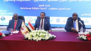 أكد والي الخرطوم خلال ملتقى الأمل الأول لقضايا التعدين أن الولاية أصبحت من الولايات المنتجة للذهب، داعياً إلى مراجعة التشريعات وتعزيز التنمية بالمناطق المنتجة.