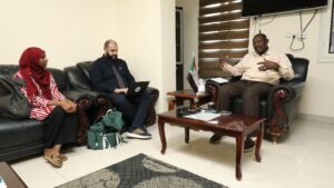 وزير التنمية الاجتماعية بولاية الخرطوم يدعو مركز جنيف الدولي لإزالة الألغام إلى تعزيز الشراكة ودعم برامج إزالة مخلفات الحرب والتوعية ومساعدة الضحايا لدعم جهود التعافي.