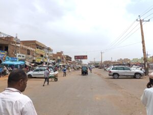 محلية جبل أولياء تواصل حملاتها الرقابية لمنع عودة التعديات بسوق اللفة، مع تنظيم أوضاع الباعة الجائلين وتخصيص مواقع مناسبة لهم لضمان انسياب الحركة التجارية والمرورية.