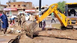 تفقد المدير التنفيذي لمحلية بحري مصارف تصريف المياه عقب أمطار الخريف، ووجه برفع الجاهزية وتكثيف أعمال تصريف المياه ومعالجة تجمعاتها لضمان انسيابها نحو المصبات النهائية.
