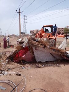 محلية شرق النيل تواصل حملات إزالة التعديات والتشوهات البصرية بعدد من المواقع الحيوية، ضمن خطة لتحسين البيئة الحضرية وتعزيز السلامة المرورية وفرض سيادة القانون.