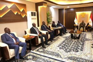 التقى رئيس مجلس السيادة الفريق أول عبدالفتاح البرهان مستشار رئيس جنوب السودان توت قلواك، وبحث الجانبان تعزيز العلاقات الثنائية، وملف عبور النفط، ودعم السلام والاستقرار، إلى جانب دعوة رسمية لزيارة جوبا.