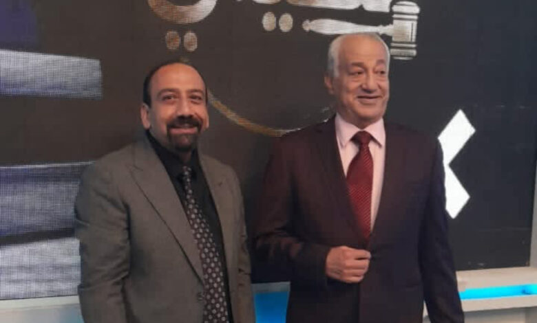 في حلقة استثنائية اتسمت بالعمق القانوني والرصانة المهنية، نجح الدكتور نادر الصيرفي، المحامي ومقدم برنامج «قضيتي» على قناة الشمس 2، صباح الخميس 9 يوليو، في تقديم واحدة من أهم الحلقات التي ناقشت مشروع قانون الأحوال الشخصية للمسيحيين، وذلك باستضافته الأستاذ رمسيس النجار، المحامي بالنقض، ومستشار الكنيسة القبطية الأرثوذكسية، وأحد أبرز المدافعين عن الحريات الدينية في مصر، في حوار وصفه كثير من المتابعين بأنه «لقاء السحاب». ولم يكن هذا الوصف من قبيل المبالغة، بل جاء تعبيرًا عن لقاء جمع بين جيلين من كبار المتخصصين في قوانين الأحوال الشخصية للمسيحيين؛ جيلٍ أسهم في تأسيس كثير من المبادئ القانونية التي تحكم هذا الملف، يمثله الأستاذ رمسيس النجار، وجيلٍ حمل الراية بعده، وكرّس سنوات طويلة لدراسة هذا التخصص والدفاع عنه، يمثله الدكتور نادر الصيرفي. وقد عكس اختيار الدكتور نادر الصيرفي لضيف الحلقة رؤية إعلامية وقانونية واعية، فبدلاً من الاكتفاء بطرح الآراء المتداولة، اختار أن يفتح هذا الملف الشائك مع أحد أهم مراجعه القانونية وأكثرها خبرة، في رسالة تؤكد أن برنامج «قضيتي» لا يكتفي بإثارة الجدل، وإنما يسعى إلى تقديم نقاش قانوني رصين يستند إلى الخبرة والتخصص. وأدار الدكتور نادر الصيرفي الحوار باحترافية عالية، حيث جاءت أسئلته دقيقة ومتسلسلة، وانتقلت بالمشاهد من المحاور الدستورية إلى الإشكاليات التشريعية، ثم إلى التطبيقات العملية والآثار المترتبة على نصوص المشروع، بما أتاح للضيف عرض رؤيته بصورة واضحة ومتكاملة، بعيدًا عن المقاطعات أو الإثارة الإعلامية، وهو ما منح الحلقة قيمة علمية وقانونية متميزة. وكان اللافت في الحلقة أن الحوار كشف عن مساحة واسعة من الاتفاق بين جيلين مختلفين في العمر والخبرة، حول وجود إشكاليات جوهرية في مشروع قانون الأحوال الشخصية للمسيحيين، الأمر الذي أضفى على النقاش أهمية خاصة، باعتباره لم يكن مجرد تبادل لوجهات نظر، وإنما حوارًا بين خبرتين قانونيتين التقتا عند عدد من الملاحظات الجوهرية على المشروع. وخلال اللقاء، طرح الأستاذ رمسيس النجار مجموعة من التصريحات التي أثارت اهتمام المتابعين، معبرًا عن رؤيته القانونية للمشروع، ومن أبرز ما جاء في حديثه: أولاً: أن مشروع القانون – وفقًا لرؤيته – يخالف أحكام الدستور والقانون العام والنظام العام، بما يستوجب إعادة النظر في عدد من نصوصه. ثانيًا: أن المشروع أدى إلى تشتيت الشريعة المسيحية من خلال التوسع في مفهوم «خصوصية الطوائف»، بما قد يؤدي إلى اختلاف الأحكام القانونية بين المواطنين المسيحيين بصورة غير مسبوقة. ثالثًا: أن حذف نظام التبني من المشروع جاء – بحسب رؤيته – في إطار توافقات هدفت إلى تمرير مشروع القانون، رغم ما يمثله هذا النظام من أهمية لدى العديد من الطوائف المسيحية. رابعًا: أن المشروع تأثر في عدد من نصوصه بأحكام مستمدة من الشريعة الإسلامية، بما أثار تساؤلات حول مدى تعبيره عن فلسفة الأحوال الشخصية للمسيحيين. خامسًا: أن المشروع لم يأخذ بالوسائل العلمية الحديثة في مسائل إنكار النسب، رغم التطور العلمي الذي أصبح يمثل أداة حاسمة في مثل هذه المنازعات. سادسًا: أن المشروع خلا من نصوص تنظم وتحمي الأطفال من تغيير ديانتهم بمجرد إسلام أحد الوالدين، وهي من القضايا التي ظلت محل جدل قانوني ومجتمعي لسنوات طويلة. سابعًا: أن تنظيم الميراث وتحديد الأنصبة – وفقًا لما عرضه خلال الحلقة – لا يستند إلى الشريعة المسيحية، وإنما تأثر بقواعد أخرى، وهو ما يستوجب إعادة مناقشة هذه الأحكام. ثامنًا: أن المشروع لم يساوِ في آثاره القانونية بين الزنا والزنا الحكمي، كما لم يساوِ بين الموت الحقيقي والموت الحكمي، وهو ما اعتبره من أوجه القصور التشريعي التي تحتاج إلى معالجة. ولعل القيمة الحقيقية لهذه الحلقة لم تكن في قوة التصريحات وحدها، وإنما في الطريقة التي أُدير بها الحوار؛ إذ استطاع الدكتور نادر الصيرفي أن يحول الحلقة إلى منصة قانونية متخصصة، تجمع بين التحليل الدستوري والفقهي والتشريعي، بعيدًا عن الانفعال أو الجدل غير المنتج، وهو ما يعكس نضجًا إعلاميًا وقانونيًا في تناول أحد أكثر الملفات حساسية وتعقيدًا. كما أكدت الحلقة أن النقاش حول مشروع قانون الأحوال الشخصية للمسيحيين لم يعد قاصرًا على الخلافات الطائفية أو الكنسية، بل أصبح نقاشًا دستوريًا وقانونيًا بامتياز، يشارك فيه كبار المتخصصين، انطلاقًا من الحرص على أن يصدر قانون يحقق العدالة، ويحترم الدستور، ويعبر عن المبادئ المنظمة للأحوال الشخصية للمسيحيين. وقد رسخت هذه الحلقة مكانة برنامج «قضيتي» بوصفه منبرًا قانونيًا متخصصًا يفتح الملفات الشائكة بحياد ومهنية، كما أكدت قدرة الدكتور نادر الصيرفي على إدارة حوارات مع كبار القامات القانونية، واختيار ضيوف يمثلون قيمة علمية حقيقية، بما يثري الحوار العام ويقدم للمشاهد مادة قانونية رفيعة المستوى. ولذلك، استحقت هذه الحلقة أن توصف بحق بأنها «لقاء السحاب»؛ لقاء جمع بين الخبرة الممتدة والرؤية المعاصرة، وأكد أن الحوار العلمي الرصين يظل الطريق الأمثل لمناقشة القوانين المصيرية التي تمس الأسرة والمجتمع. رمسيس النجار يكشف لـد. نادر الصيرفي: "خصوصية الطوائف" شتتت الشريعة المسيحية