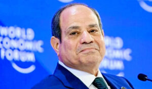 كتب: ايمن بحر 

صدق السيد الرئيس عبد الفتاح السيسى على قانون إعادة تنظيم جهاز مستقبل مصر للتنمية المستدامة بعد إقرار مجلس النواب القانون.

وجاء نص القانون المنشور بالجريدة الرسمية اليوم الإثنين كالتالى:

حمل القانون رقم 147 لسنة 2026.. بإصدار قانون إعادة تنظيم جهاز مستقبل مصر للتنمية المستدامة باسم الشعب رئيس الجمهورية قرر مجلس النواب القانون الآتى نصه وقد أصدرناه:

 (المادة الأولى) يعمل بأحكام هذا القانون والقانون المرافق له فى شأن إعادة تنظيم جهاز مستقبل مصر للتنمية المستدامة ويشار إليه فى هذا القانون والقانون المرافق له بالجهاز. 

(المادة الثانية) تعد الأراضى التي آلت ملكيتها أو نقلت ولايتها إلى الجهاز قبل العمل بأحكام هذا القانون والتى يصدر بتحديدها قرار من رئيس الجمهورية خلال ثلاثة أشهر من تاريخ العمل بأحكامه مناطق تنمية مستدامة فى تطبيق أحكام القانون المرافق.

ويسرى بشأن الأراضى التى آلت ملكيتها أو نُقلت ولايتها إلى الجهاز قبل العمل بأحكام هذا القانون والتى لا تعد مناطق تنمية مستدامة فى حكم الفقرة الأولى من هذه المادة أحكام المادتين 45 46 من القانون المرافق

الرئيس السيسى يصدق علي قانون إعادة تنظيم جهاز مستقبل مصر للتنمية المستدامة