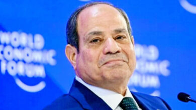 كتب: ايمن بحر صدق السيد الرئيس عبد الفتاح السيسى على قانون إعادة تنظيم جهاز مستقبل مصر للتنمية المستدامة بعد إقرار مجلس النواب القانون. وجاء نص القانون المنشور بالجريدة الرسمية اليوم الإثنين كالتالى: حمل القانون رقم 147 لسنة 2026.. بإصدار قانون إعادة تنظيم جهاز مستقبل مصر للتنمية المستدامة باسم الشعب رئيس الجمهورية قرر مجلس النواب القانون الآتى نصه وقد أصدرناه: (المادة الأولى) يعمل بأحكام هذا القانون والقانون المرافق له فى شأن إعادة تنظيم جهاز مستقبل مصر للتنمية المستدامة ويشار إليه فى هذا القانون والقانون المرافق له بالجهاز. (المادة الثانية) تعد الأراضى التي آلت ملكيتها أو نقلت ولايتها إلى الجهاز قبل العمل بأحكام هذا القانون والتى يصدر بتحديدها قرار من رئيس الجمهورية خلال ثلاثة أشهر من تاريخ العمل بأحكامه مناطق تنمية مستدامة فى تطبيق أحكام القانون المرافق. ويسرى بشأن الأراضى التى آلت ملكيتها أو نُقلت ولايتها إلى الجهاز قبل العمل بأحكام هذا القانون والتى لا تعد مناطق تنمية مستدامة فى حكم الفقرة الأولى من هذه المادة أحكام المادتين 45 46 من القانون المرافق الرئيس السيسى يصدق علي قانون إعادة تنظيم جهاز مستقبل مصر للتنمية المستدامة