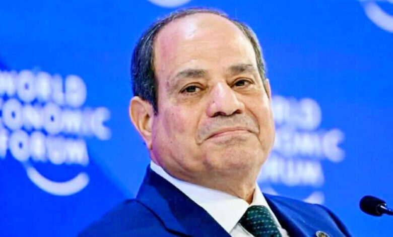 كتب: ايمن بحر صدق السيد الرئيس عبد الفتاح السيسى على قانون إعادة تنظيم جهاز مستقبل مصر للتنمية المستدامة بعد إقرار مجلس النواب القانون. وجاء نص القانون المنشور بالجريدة الرسمية اليوم الإثنين كالتالى: حمل القانون رقم 147 لسنة 2026.. بإصدار قانون إعادة تنظيم جهاز مستقبل مصر للتنمية المستدامة باسم الشعب رئيس الجمهورية قرر مجلس النواب القانون الآتى نصه وقد أصدرناه: (المادة الأولى) يعمل بأحكام هذا القانون والقانون المرافق له فى شأن إعادة تنظيم جهاز مستقبل مصر للتنمية المستدامة ويشار إليه فى هذا القانون والقانون المرافق له بالجهاز. (المادة الثانية) تعد الأراضى التي آلت ملكيتها أو نقلت ولايتها إلى الجهاز قبل العمل بأحكام هذا القانون والتى يصدر بتحديدها قرار من رئيس الجمهورية خلال ثلاثة أشهر من تاريخ العمل بأحكامه مناطق تنمية مستدامة فى تطبيق أحكام القانون المرافق. ويسرى بشأن الأراضى التى آلت ملكيتها أو نُقلت ولايتها إلى الجهاز قبل العمل بأحكام هذا القانون والتى لا تعد مناطق تنمية مستدامة فى حكم الفقرة الأولى من هذه المادة أحكام المادتين 45 46 من القانون المرافق الرئيس السيسى يصدق علي قانون إعادة تنظيم جهاز مستقبل مصر للتنمية المستدامة