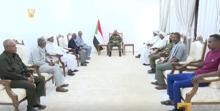 التقى عضو مجلس السيادة الفريق مهندس إبراهيم جابر بوفد لجنة الإسناد المدني بمحلية سنجة، مشيدًا بجهود اللجنة في دعم المحلية
