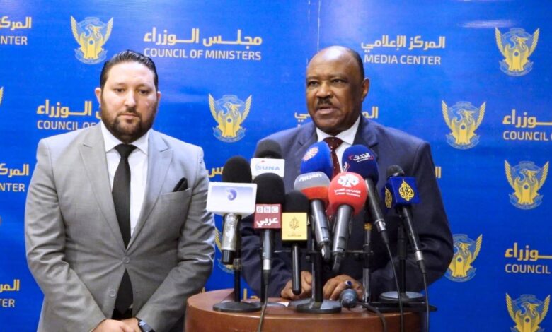 وزير الخارجية محي الدين سالم يصف زيارة وفد الاتحاد الأفريقي إلى الخرطوم بالتاريخية، فيما يؤكد رئيس مجلس السلم والأمن تضامن الاتحاد مع السودان واحترام سيادته ووحدته.
