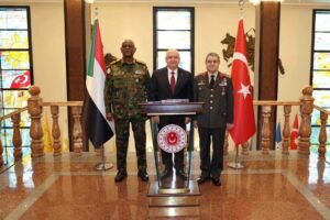 وزير الدفاع التركي يشار غولر يستقبل رئيس هيئة الأركان السودانية الفريق أول ركن ياسر العطا في أنقرة، خلال زيارة رسمية لبحث التعاون بين البلدين.