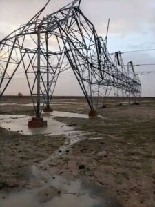 إطفاء تام للكهرباء بعد سقوط برجين على الخط الغربي شمال قرية المنصور، على بعد 11 كيلومترًا شرق تندلتي، وسط ترقب لبدء أعمال الصيانة