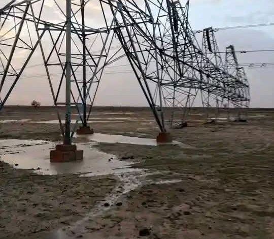 إطفاء تام للكهرباء بعد سقوط برجين على الخط الغربي شمال قرية المنصور، على بعد 11 كيلومترًا شرق تندلتي، وسط ترقب لبدء أعمال الصيانة