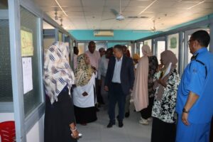 تفقد مدير عام وزارة الصحة بولاية الخرطوم الدكتور محمود البدري سير امتحانات الباطنية والأطفال بجامعة بحري في مستشفى أم درمان التعليمي، مؤكداً دعم الوزارة للتعليم الطبي والتدريب السريري.