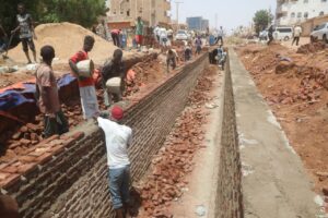 وزير البنى التحتية بالخرطوم يتفقد مشروعات الطرق ومصارف مياه الأمطار ويوجه بتسريع الإنجاز، مع بلوغ العمل بمصرف نصر الدين 80%.