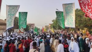 انطلاق زفة المولد النبوي الشريف بشمبات في محلية بحري وسط حضور جماهيري كبير، والمدير التنفيذي يؤكد أن الاحتفال يجسد محبة السودانيين للنبي المصطفى ﷺ.