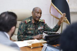 رئيس مجلس السيادة عبد الفتاح البرهان يلتقي وفد مجلس السلم والأمن الأفريقي بالخرطوم، والمجلس يؤكد احترام سيادة السودان ورفض الحكومات الموازية ودعم الحوار والسلام