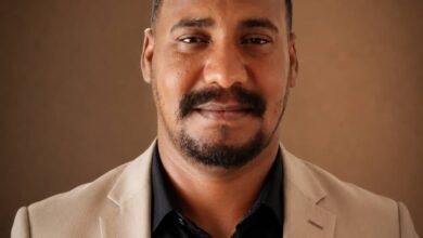 مقال يرصد ظاهرة اتجاه الأطباء والمهندسين وخريجي الجامعات إلى طواحين الذهب في دار مالي وأبو حمد، في ظل الأزمة الاقتصادية وندرة فرص العمل.