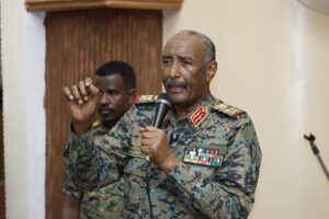 البرهان من المناقل يؤكد استمرار معركة الكرامة حتى القضاء على التمرد، ويعلن دعم المنطقة واستكمال الطريق الرئيسي وإنشاء قاعدة جوية عسكرية.