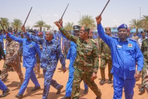 البرهان يشيد بتقاليد الشرطة السودانية وانضباطها خلال تخريج الدفعة 22 بكلية علوم الشرطة والقانون، ويؤكد استمرار جهود القوات النظامية لتحقيق الأمن والاستقرار في السودان.