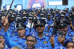 البرهان يشيد بتقاليد الشرطة السودانية وانضباطها خلال تخريج الدفعة 22 بكلية علوم الشرطة والقانون، ويؤكد استمرار جهود القوات النظامية لتحقيق الأمن والاستقرار في السودان.
