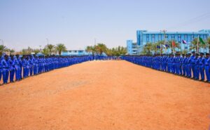 البرهان يشيد بتقاليد الشرطة السودانية وانضباطها خلال تخريج الدفعة 22 بكلية علوم الشرطة والقانون، ويؤكد استمرار جهود القوات النظامية لتحقيق الأمن والاستقرار في السودان.