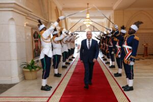 تسلّم رئيس مجلس السيادة عبد الفتاح البرهان أوراق اعتماد سفير أذربيجان الجديد لدى السودان الخان بولوخ بولوخوف، مؤكداً أهمية تعزيز العلاقات بين البلدين.