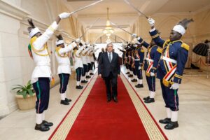 تسلّم رئيس مجلس السيادة عبد الفتاح البرهان أوراق اعتماد السفير الإيطالي الجديد لدى السودان سيلفيو ميغنانو، وسط تأكيد على تعزيز العلاقات الثنائية ودعم إيطاليا للسودان.