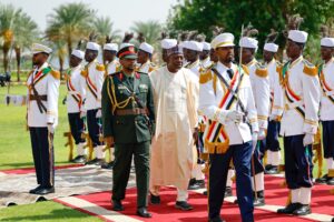 تسلّم رئيس مجلس السيادة عبد الفتاح البرهان أوراق اعتماد سفير نيجيريا الجديد لدى السودان يعقوب نياكو، مؤكداً حرص الخرطوم على تعزيز العلاقات الثنائية والتعاون المشترك.