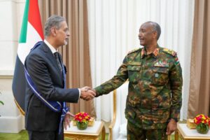 البرهان يمنح السفير المصري هاني صلاح وسام النيلين من الطبقة الأولى بمناسبة انتهاء عمله في السودان، والسفير ينقل رسالة من السيسي لتعزيز التعاون بين البلدين